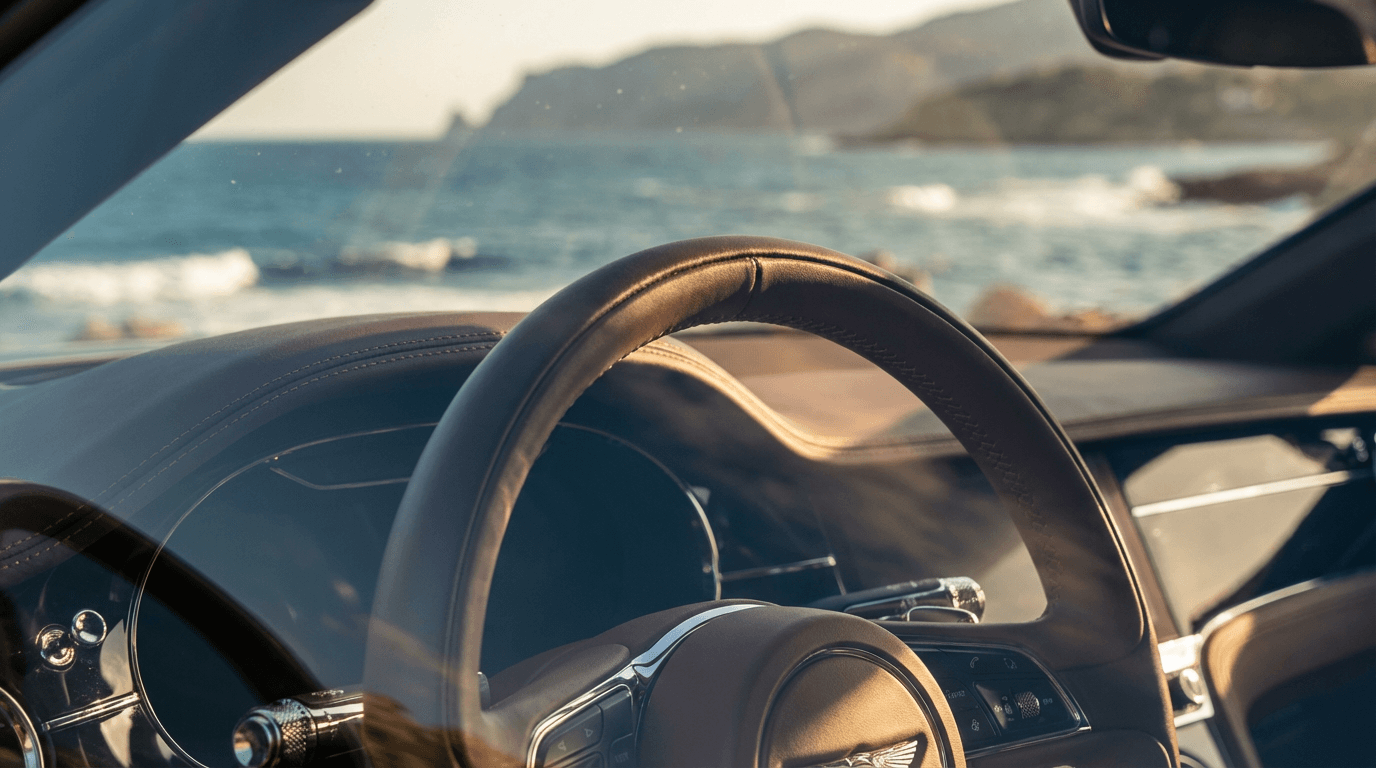 Coche de lujo aparcado en una carretera costera a la hora dorada con el mar Mediterráneo
